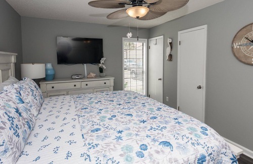 Summer Breeze Condo | Renovated 2-Bedroom Beach Condo Just 5 Minute walk to Beach!