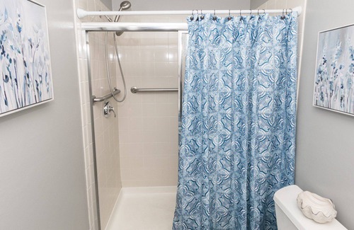Summer Breeze Condo | Renovated 2-Bedroom Beach Condo Just 5 Minute walk to Beach!