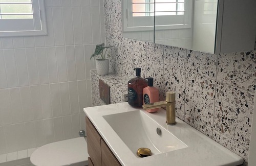 Randwick Apartment | Renovated 2 bedroom apartmeant 10 minute walk to park and short walk to beach.