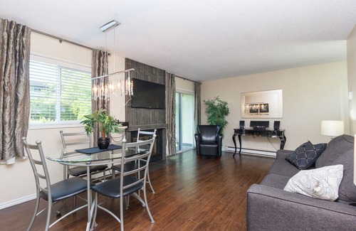 Fernwood House | Renovated 2 Bedroom Townhouse in Fernwood - Just 1km to Downtown