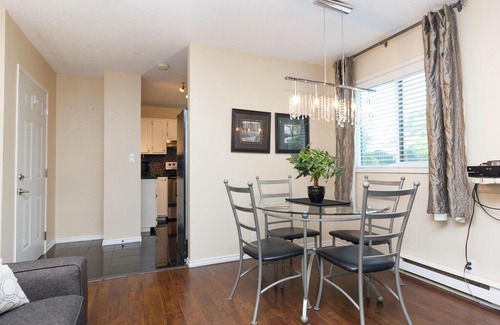 Fernwood House | Renovated 2 Bedroom Townhouse in Fernwood - Just 1km to Downtown