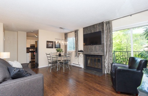 Fernwood House | Renovated 2 Bedroom Townhouse in Fernwood - Just 1km to Downtown