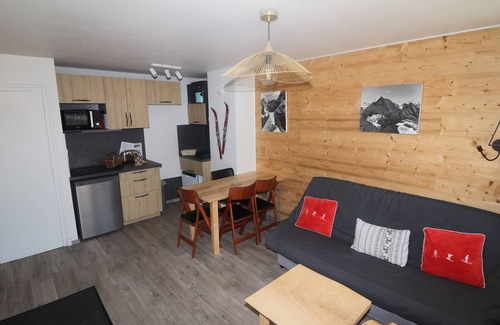 Les Almes Apartment | Renovated 2-Room Apartment, Balcony, WiFi, Near Slopes and Shops, Pet-Friendly