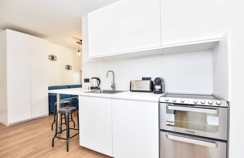 Quartier de la Folie-Mericourt Apartment | Renovated 2BD apartment in Parc Belleville