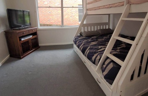North Geelong House | Renovated 3 bdr House 5 min from the beach