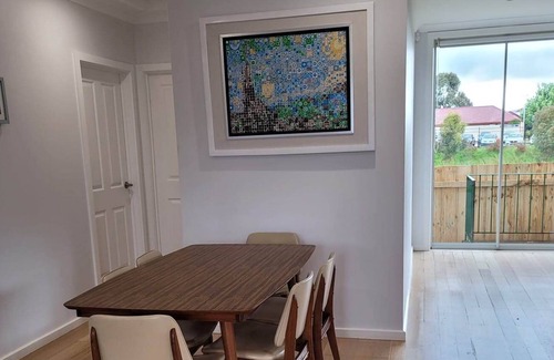 North Geelong House | Renovated 3 bdr House 5 min from the beach