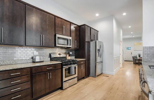 Grand Boulevard House | Renovated 6 Bedroom 5 Bathroom Home 10 Minutes from Downtown Chicago