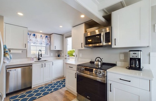 Jerusalem House | Renovated, a/c, water views, steps to association beach
