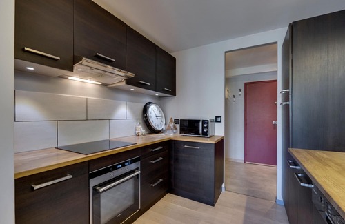 Arc-2000 Apartment | Renovated Apartment · Central Location · West-Facing Balcony · Sleeps 6 · Modern Amenities