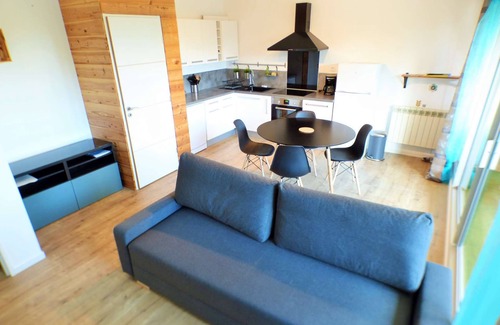 Saint-Mandrier-sur-Mer Apartment | Renovated apartment, residence with swimming pool in Saint Mandrier village