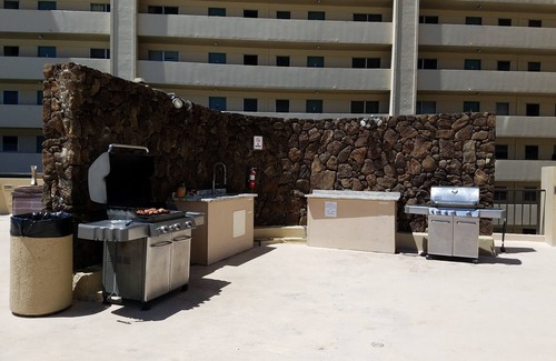 McCully - Moiliili Condo | Renovated Adjoining Waikiki Studios w/2 Full Baths, Kitchen and Ocean View