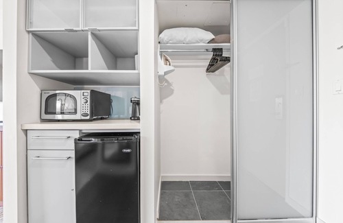 Ala Moana Condo | Renovated Ala Moana 1BR Suite| Balcony & City Views