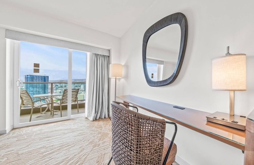 Ala Moana Condo | Renovated Ala Moana 1BR Suite| Balcony & City Views