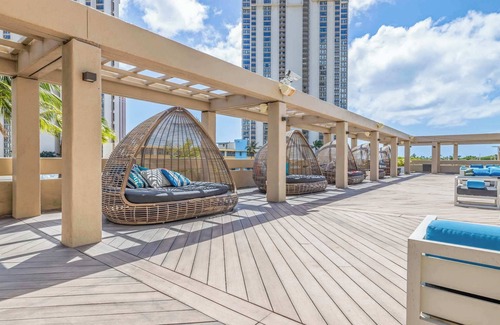 Ala Moana Condo | Renovated Ala Moana 1BR Suite| Balcony & City Views