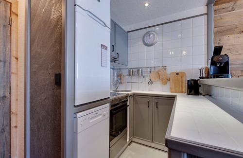 Le Lavachet Apartment | Renovated apartment for 4 with balcony, ski-in/out, pets allowed, WIFI