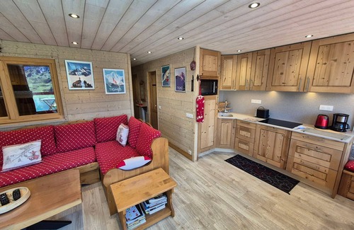 Tignes le Lac Apartment | Renovated apartment near slopes with balcony