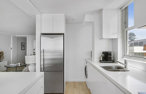 Sydney Apartment | Renovated Beachfront with Stunning Views of Beach & Promenade