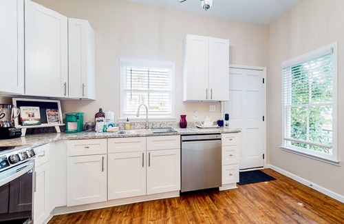 Dixon Park House | Renovated bungalow with central AC, W/D, & modern kitchen, Free Wifi