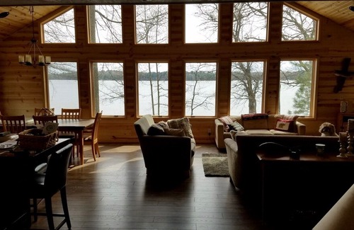Spooner Cabin | Renovated Cabin on beautiful Middle McKenzie Lake!