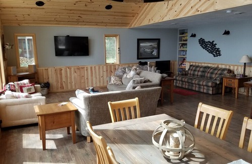 Spooner Cabin | Renovated Cabin on beautiful Middle McKenzie Lake!