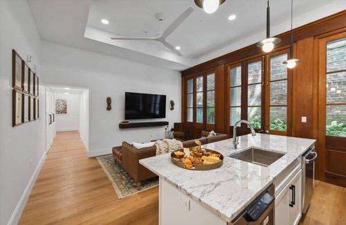 Central Business District Hotel | Renovated CBD Units Near French Quarter