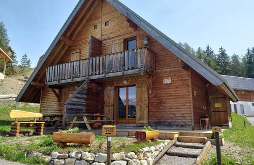 La Joue du Loup Ski Chalet | Renovated chalet 7 pers with terrace, ski room and free parking