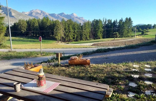 La Joue du Loup Ski Chalet | Renovated chalet 7 pers with terrace, ski room and free parking