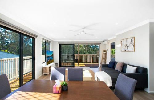 Umina Beach Apartment | Renovated Coastal getaway with water views