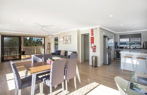 Umina Beach Apartment | Renovated Coastal getaway with water views