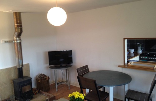 Bridport Cabin | Renovated cricket Pavilion, huge views, walks. close to amenities, beach, pub
