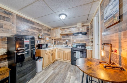 Leadville Apartment | Renovated Dog Friendly Room w Hot Tub Leadville-B