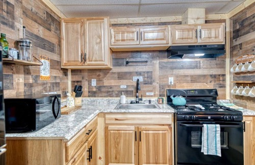 Leadville Apartment | Renovated Dog Friendly Room w Hot Tub Leadville-B
