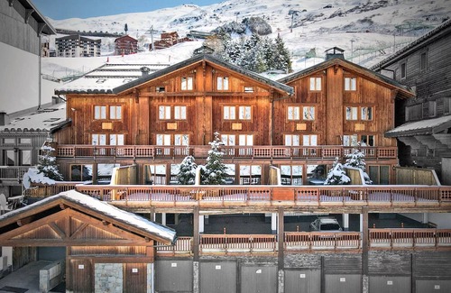 Les Bruyeres Apartment | Renovated family chalet with jacuzzi, ski-in, ski room