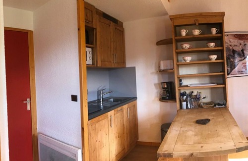 Montalbert Apartment | Renovated ski-in/ski-out apartment