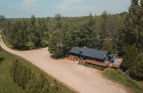 Miller Lake House | Renovated Glamping RV Near Tobermory & Grotto