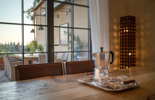 Oltrarno House | Renovated gorgeous villa in Florence. Walking distance to all sites.