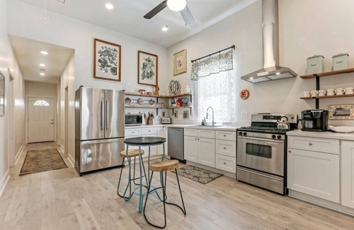 West Riverside House | Renovated Historic 4BR House Near Magazine St & Uptown