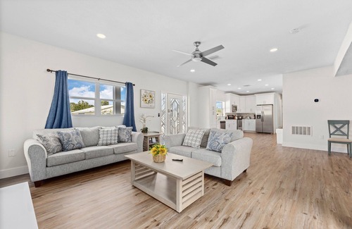 Bradenton House | Renovated home with enclosed yard, private pool, screened patio, & W/D