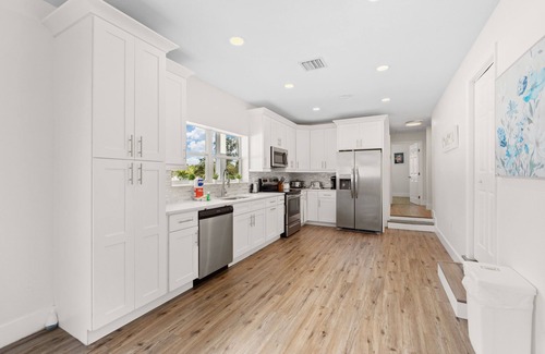 Bradenton House | Renovated home with enclosed yard, private pool, screened patio, & W/D