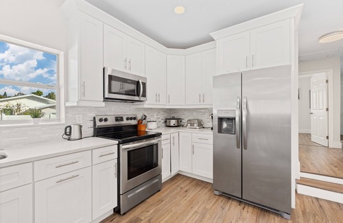 Bradenton House | Renovated home with enclosed yard, private pool, screened patio, & W/D