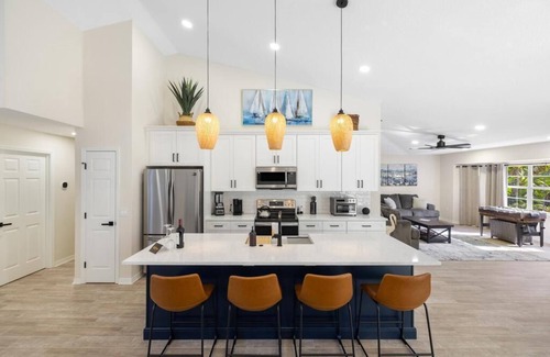 Laurel House | RENOVATED HOME WITH HEATED POOL LESS THAN 2 MILES TO NOKOMIS BEACH!