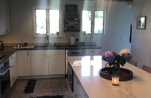 Culloden Shores House | Renovated Leisurama, steps to beach, open and airy.