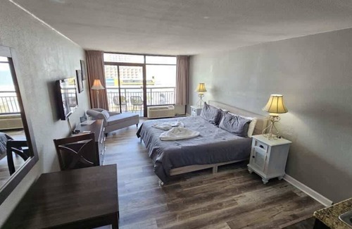 Myrtle Beach Hotel | Renovated Oceanview King Unit – 8th Floor Landmark