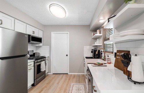 Cuyahoga Falls Apartment | Renovated Ranch|Patio Vibes|Fully Stocked Kitchen|Sleeps 6