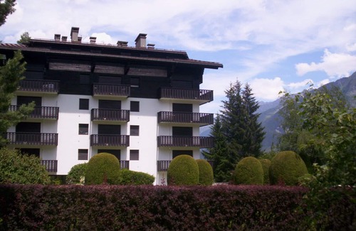 Chamonix City Centre Apartment | Renovated studio in Chamonix, near center and cable car, pets allowed, parking