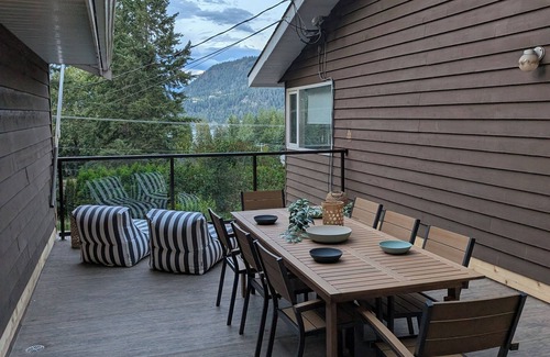 Blind Bay Cabin | Renovated Shuswap Lake Cabin in Blind Bay | Sleeps 12 | Walk to Lake & Marina