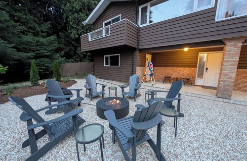 Blind Bay Cabin | Renovated Shuswap Lake Cabin in Blind Bay | Sleeps 12 | Walk to Lake & Marina