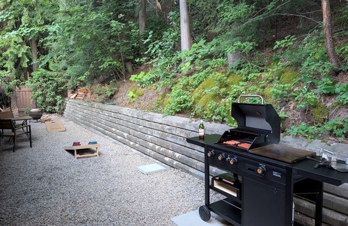 Blind Bay Cabin | Renovated Shuswap Lake Cabin in Blind Bay | Sleeps 12 | Walk to Lake & Marina