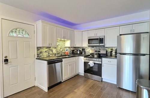 Siesta Key Condo | Renovated Siesta Key Vacation Rental W/Heated Pool Walking Distance to Beach