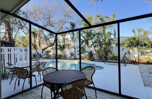 Siesta Key Condo | Renovated Siesta Key Vacation Rental W/Heated Pool Walking Distance to Beach